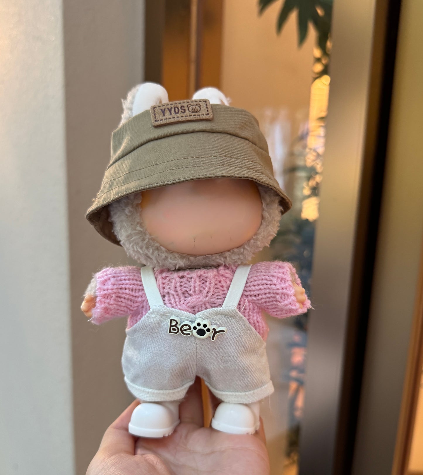 Labubu Sunshine Outfit Set - Bucket Hat + OverallsIt includes a fisherman's hat and a pair of shoes, a top and a pair of bib trousers.