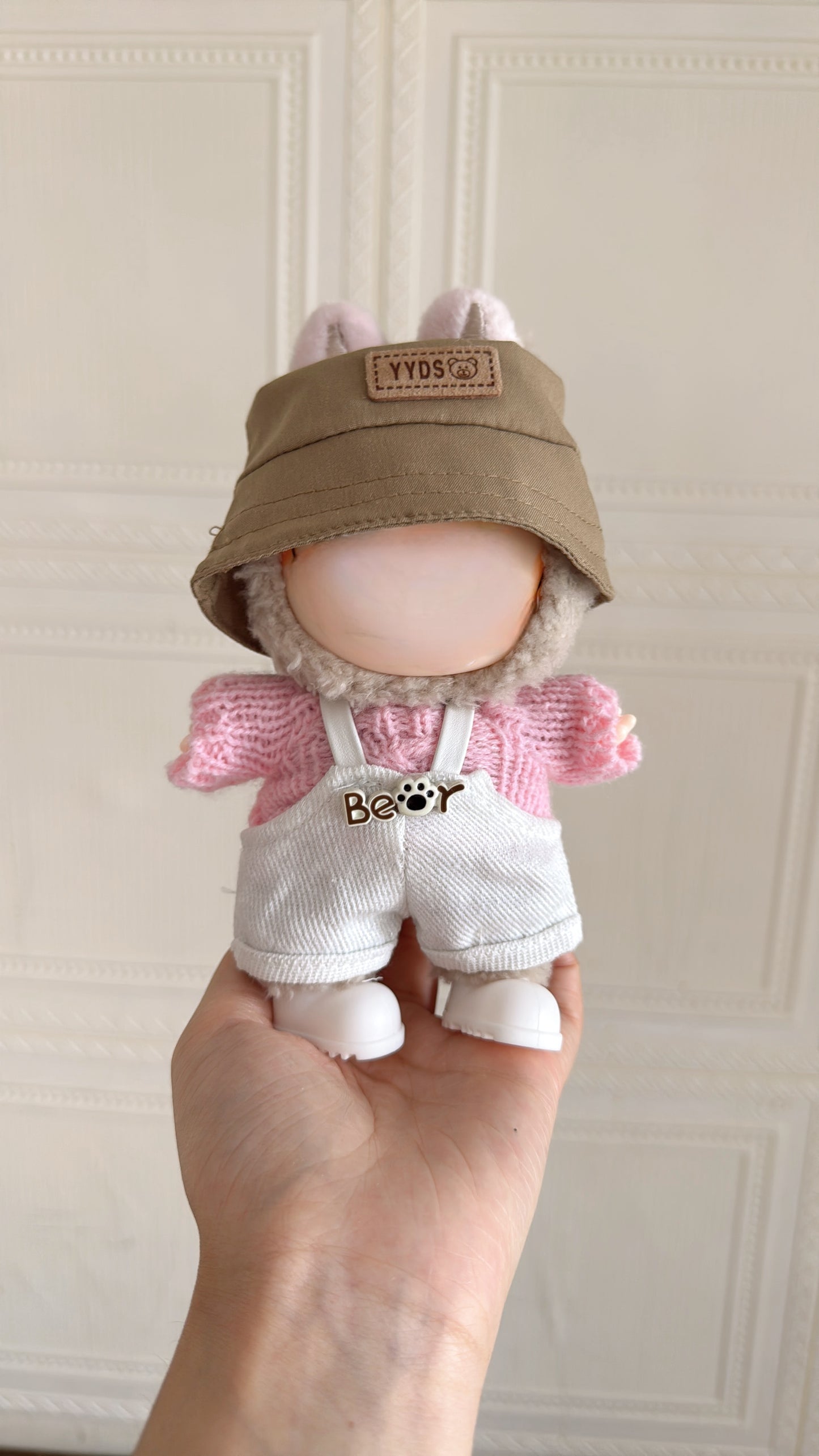 Labubu Sunshine Outfit Set - Bucket Hat + OverallsIt includes a fisherman's hat and a pair of shoes, a top and a pair of bib trousers.