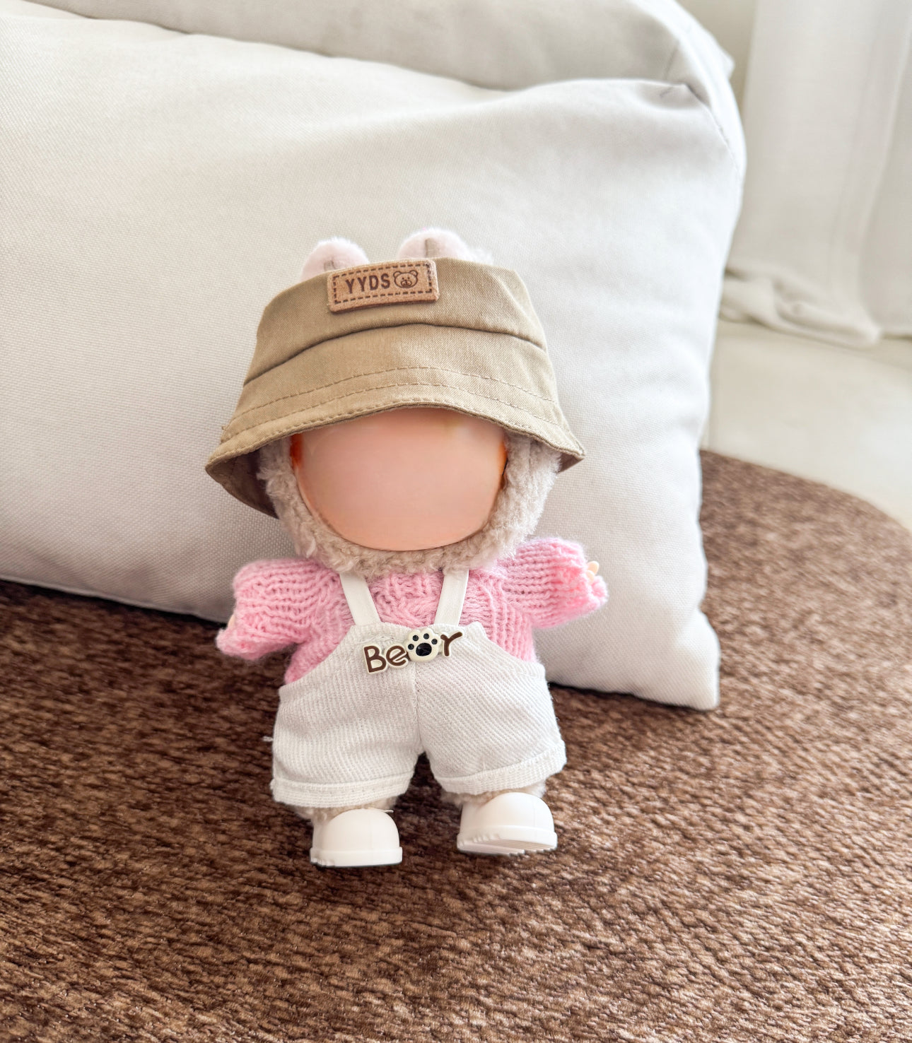 Labubu Sunshine Outfit Set - Bucket Hat + OverallsIt includes a fisherman's hat and a pair of shoes, a top and a pair of bib trousers.