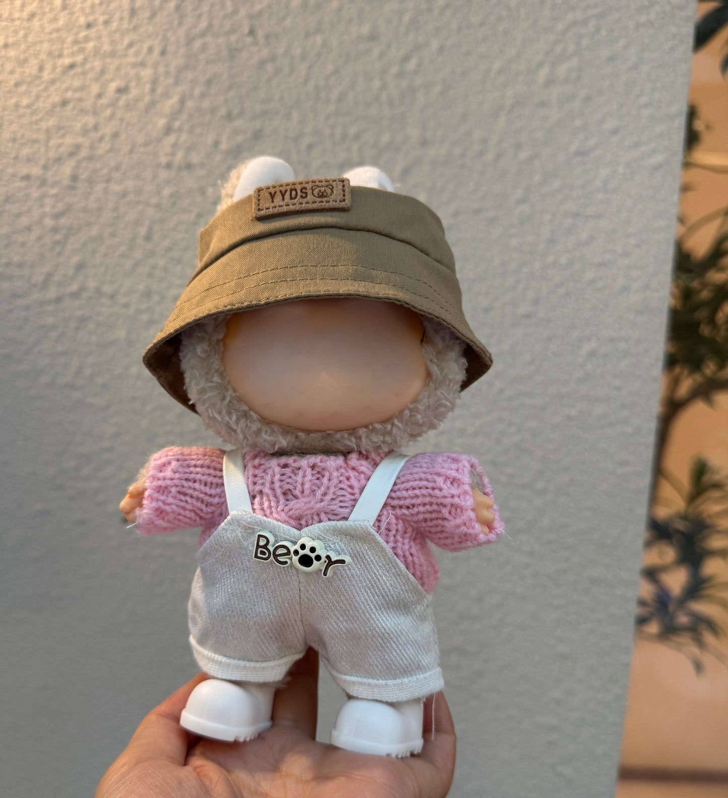 Labubu Sunshine Outfit Set - Bucket Hat + OverallsIt includes a fisherman's hat and a pair of shoes, a top and a pair of bib trousers.
