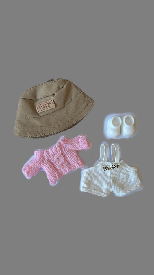 Labubu Sunshine Outfit Set - Bucket Hat + OverallsIt includes a fisherman's hat and a pair of shoes, a top and a pair of bib trousers.
