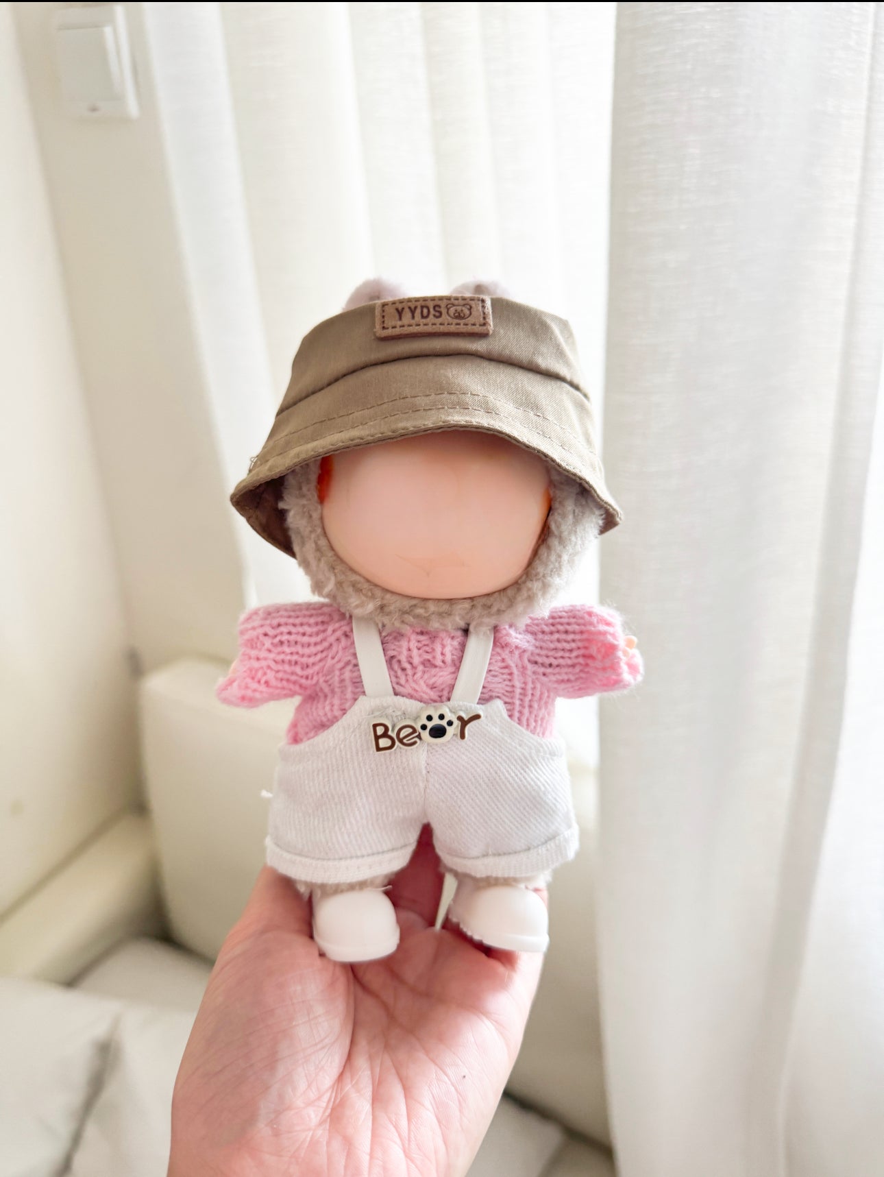 Labubu Sunshine Outfit Set - Bucket Hat + OverallsIt includes a fisherman's hat and a pair of shoes, a top and a pair of bib trousers.