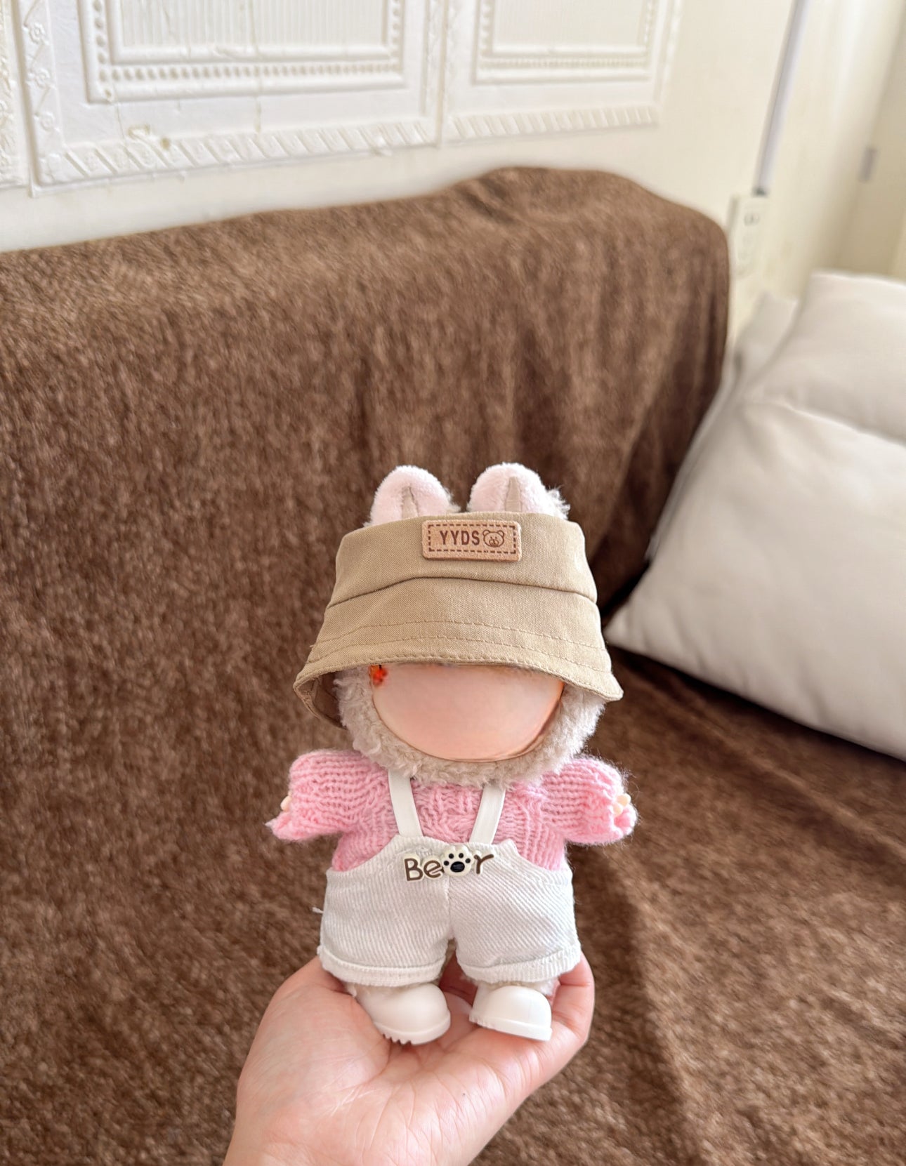 Labubu Sunshine Outfit Set - Bucket Hat + OverallsIt includes a fisherman's hat and a pair of shoes, a top and a pair of bib trousers.